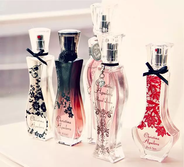 Christina Aguilera perfum (27 fotos): Perfums i aigües de tocador, de nit i altres sabors, descripció de productes de perfumeria femenina 25346_5