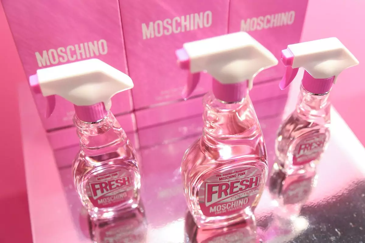 Moschino atir-upalari (33 ta rasm): Ayol parfyume va hojatxona suvi, ayiqlar shaklida kulgili va o'yinchoq 2 Men sevgi va boshqa lazzatlarni yaxshi ko'raman 25360_3