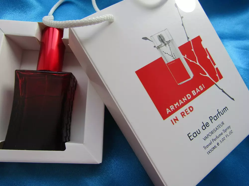 Perfumery Armand Basi (31 zdjęć): Perfumy damskie, Blue Sport Water toalety i perfumy w Red Eau de Parfum, opis innych smaków, recenzje 25363_26