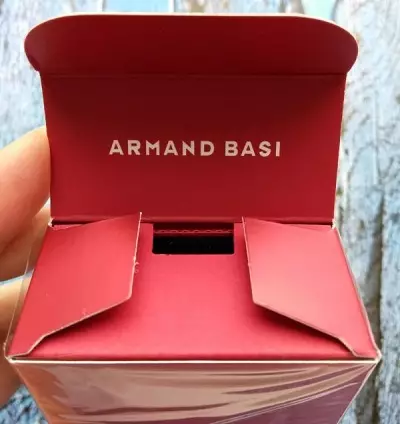 Perfumery Armand Basi (31 zdjęć): Perfumy damskie, Blue Sport Water toalety i perfumy w Red Eau de Parfum, opis innych smaków, recenzje 25363_27