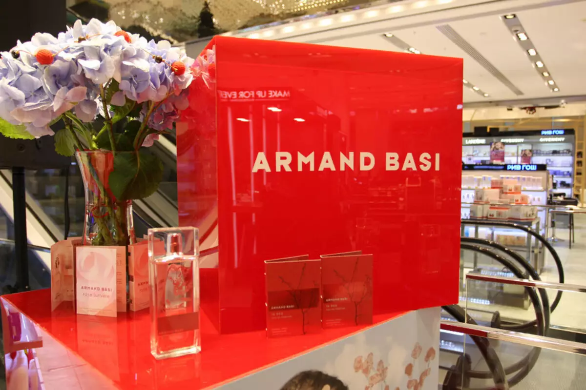 Perfumery Armand Basi (31 zdjęć): Perfumy damskie, Blue Sport Water toalety i perfumy w Red Eau de Parfum, opis innych smaków, recenzje 25363_29