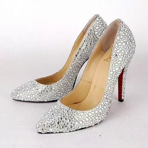 Sepatu putih (79 foto): Apa sing nganggo model ireng lan putih wanita, kanthi kathok ketat, kanthi irung mbukak, kanthi rhinestones, carane ngresiki 2538_37