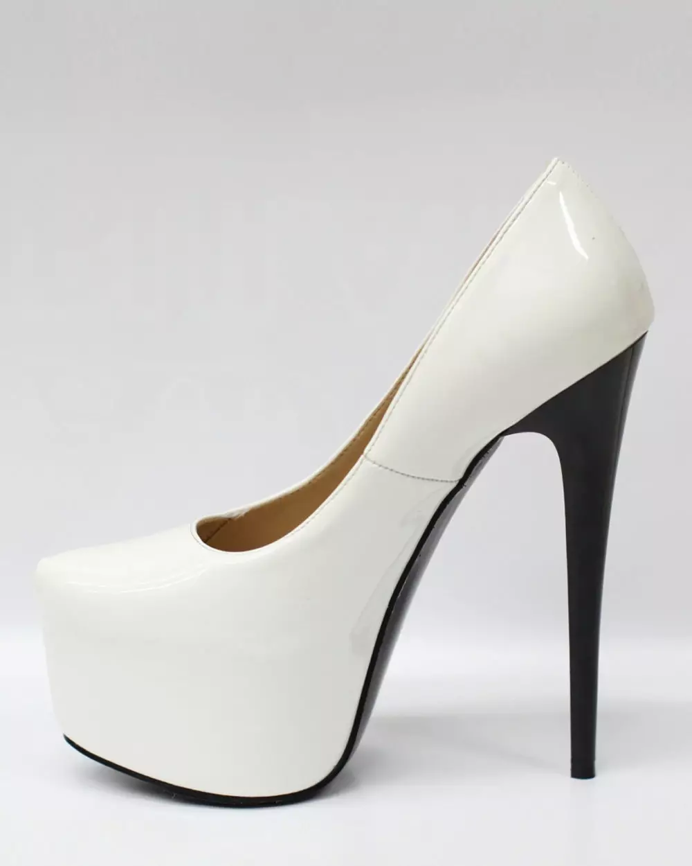 Pantofi albi (79 de fotografii): Ce să purtați modelele alb-negru ale femeilor, cu ciorapi, cu nas deschis, cu pietre, cum să curățați 2538_38