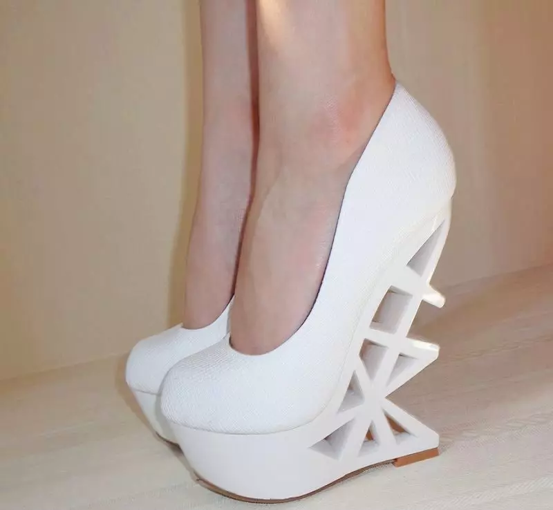 Pantofi albi (79 de fotografii): Ce să purtați modelele alb-negru ale femeilor, cu ciorapi, cu nas deschis, cu pietre, cum să curățați 2538_39