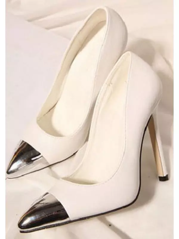 Sepatu putih (79 foto): Apa sing nganggo model ireng lan putih wanita, kanthi kathok ketat, kanthi irung mbukak, kanthi rhinestones, carane ngresiki 2538_45