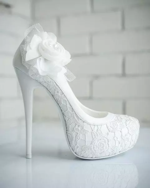 Pantofi albi (79 de fotografii): Ce să purtați modelele alb-negru ale femeilor, cu ciorapi, cu nas deschis, cu pietre, cum să curățați 2538_47