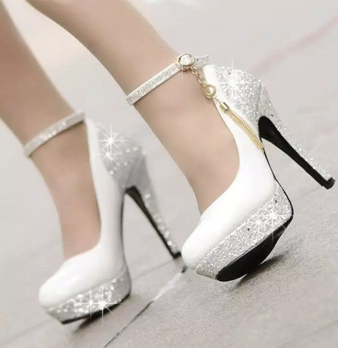 Sepatu putih (79 foto): Apa sing nganggo model ireng lan putih wanita, kanthi kathok ketat, kanthi irung mbukak, kanthi rhinestones, carane ngresiki 2538_49