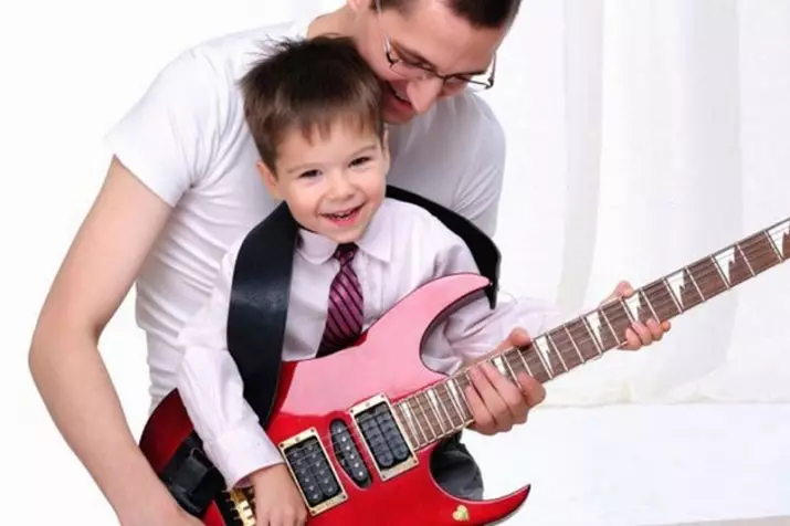 Mga electric guitars ng mga bata: Paano pumili ng gitara para sa mga bata mula 5 taon? Real electronic guitar na may mga tinedyer na string 25400_14