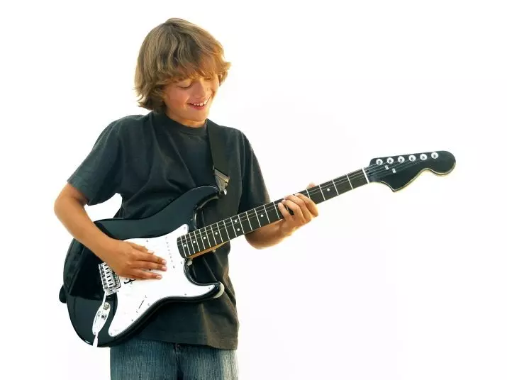 Uşaq elektrik gitarası: 5 ildən uşaqlar üçün bir gitara necə seçmək olar? Yeniyetmə ipləri olan real elektron gitara 25400_15