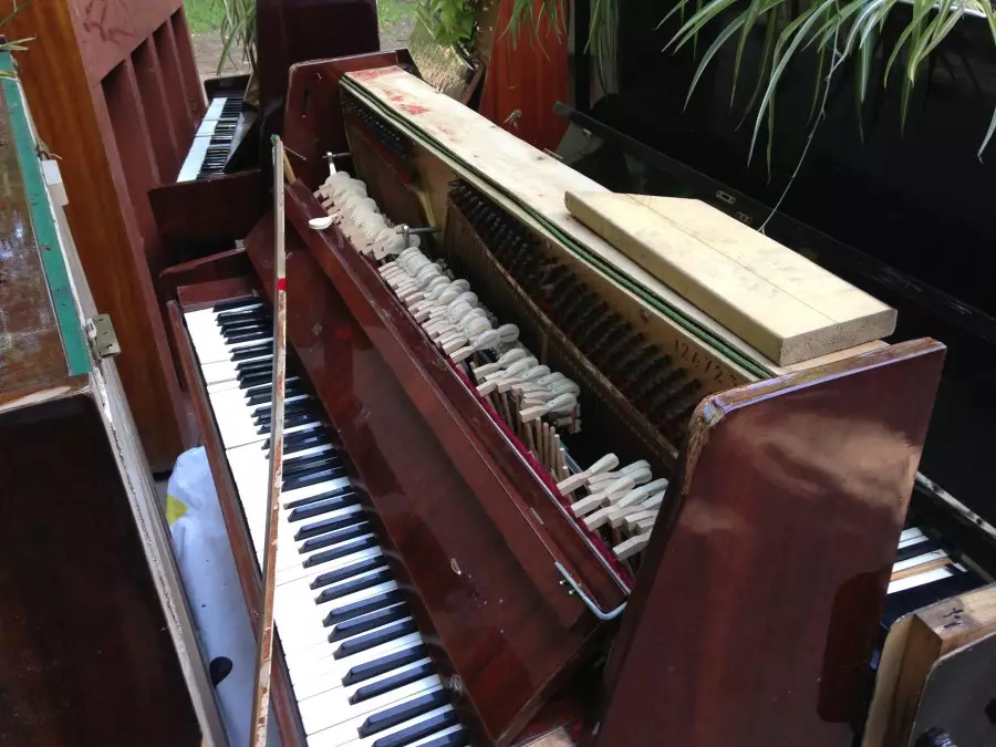 Comment désassembler le piano? Démontage du piano pour l'utilisation avec leurs propres mains sur la ferraille à la maison. Comment démonter le vieux piano dans des pièces à jeter? 25407_18
