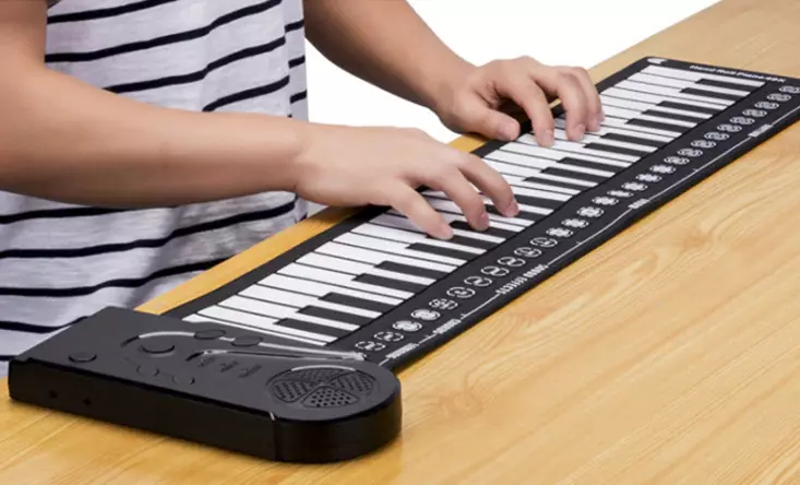 Vad skiljer sig det elektroniska pianot från synthesizer? Vad är bättre att välja att undervisa nybörjare? Kan syntetiseraren ersätta det digitala piano? 25413_7