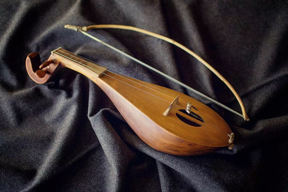 Violins (43 فوٽن): ڪيئن ڪيترن ئي strings هڪ موسيقي جو اوزار آهن؟ عمارت ۽ قسمن. ڇا کين ڪندا ۽ ڪيئن پل ۽ ٻين لوازمات چونڊي ڪندو؟ اهو ڇا وانگر آهي؟ 25422_12