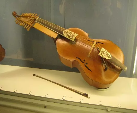 Violins (43 فوٽن): ڪيئن ڪيترن ئي strings هڪ موسيقي جو اوزار آهن؟ عمارت ۽ قسمن. ڇا کين ڪندا ۽ ڪيئن پل ۽ ٻين لوازمات چونڊي ڪندو؟ اهو ڇا وانگر آهي؟ 25422_13