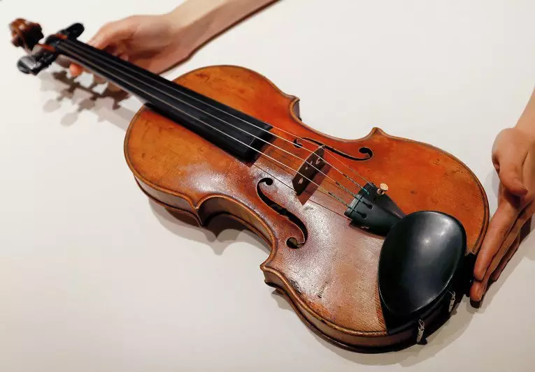 Violins (43 فوٽن): ڪيئن ڪيترن ئي strings هڪ موسيقي جو اوزار آهن؟ عمارت ۽ قسمن. ڇا کين ڪندا ۽ ڪيئن پل ۽ ٻين لوازمات چونڊي ڪندو؟ اهو ڇا وانگر آهي؟ 25422_23