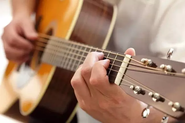 Tuneers mo Guitars: O le sili kitara sili ona lelei mo le fetuunai o le acoustic guitac guitar ma le eletise eletise, ono-manoa ma le fitu-taimi, 12-manoa ma isi 25425_18