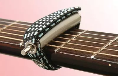 Capodastra za kitaro (20 fotografij): Zakaj potrebujete sponko? Pokrovček za klasične, akustične in druge vrste kitar. Kako uporabiti? 25427_10