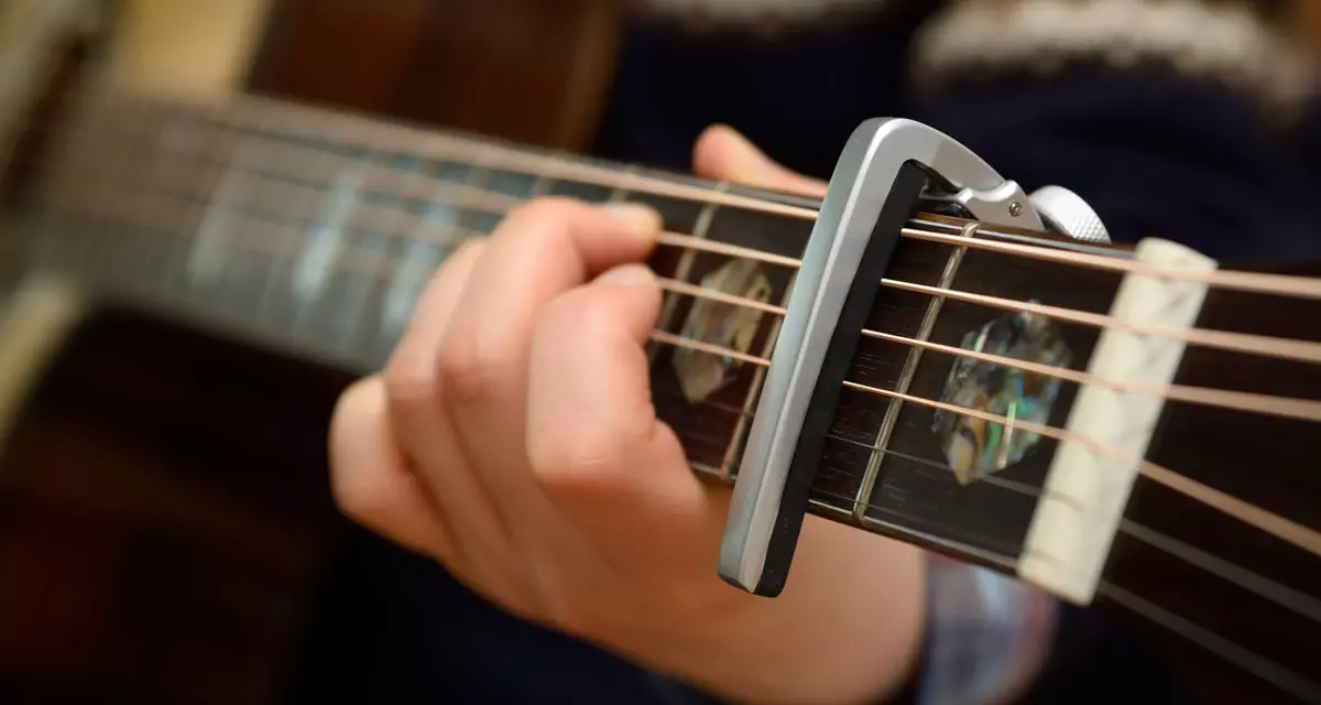 Capodastre per chitarra (20 foto): Perché hai bisogno di un morsetto? Tappi per classici, acustici e per altri tipi di chitarre. Come usare? 25427_13