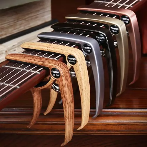 Gitar için Capodastre (20 fotoğraf): Neden bir kelepçeye ihtiyacınız var? Klasik, akustik ve diğer gitar türleri için kapak çubukları. Nasıl kullanılır? 25427_14