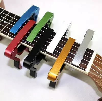 Capodastre voor gitaar (20 foto's): waarom heb je een klem nodig? GLB-staven voor klassiek, akoestisch en voor andere soorten gitaren. Hoe te gebruiken? 25427_2