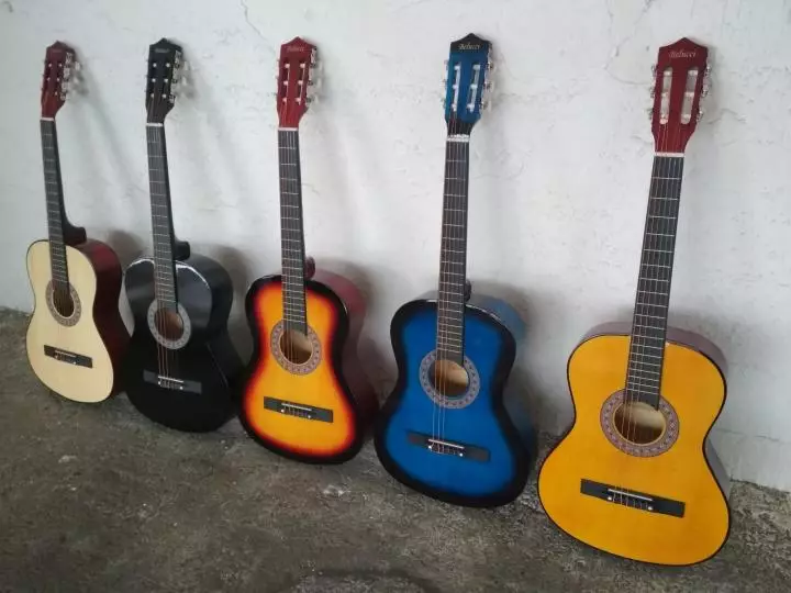 Saiz Gitar 7/8: Apa itu untuk berapa umur? Saiz gitar klasik dalam sentimeter 25428_5