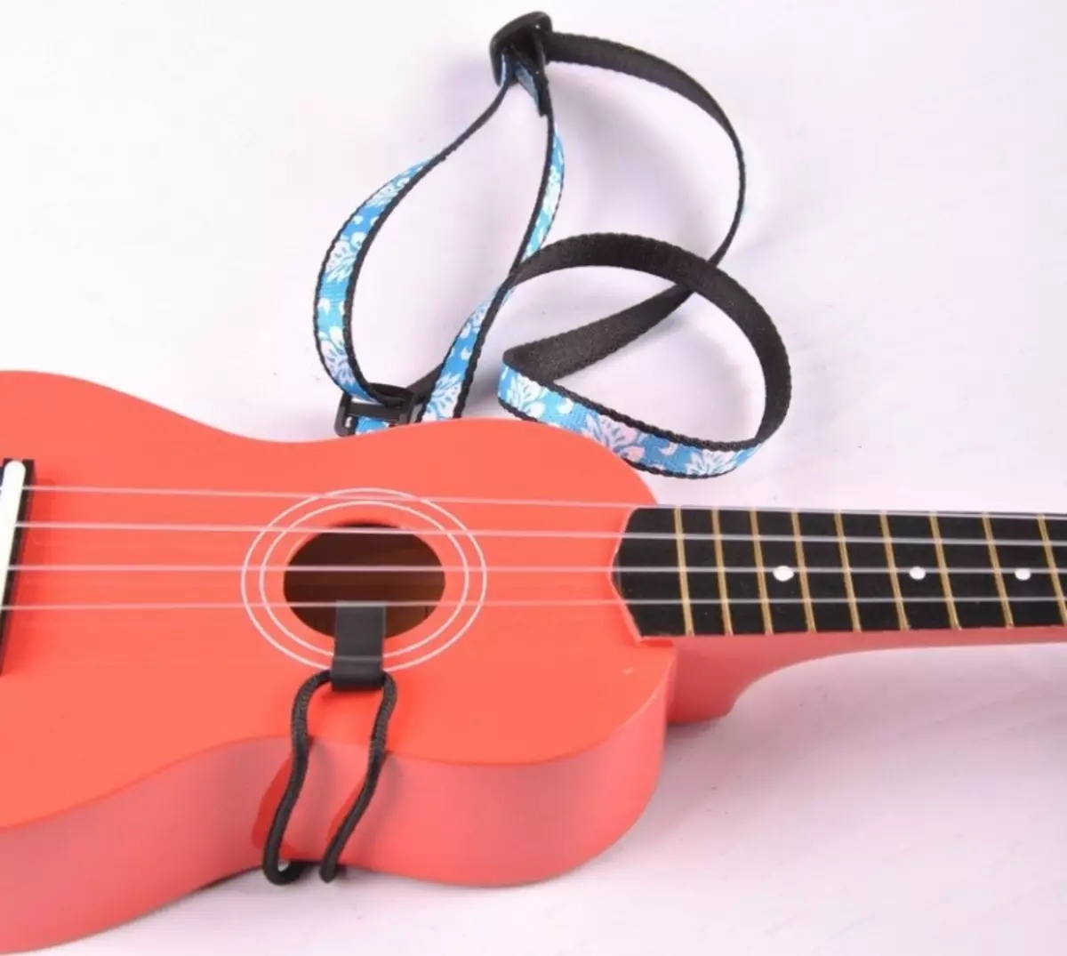 Cinturones para las guitarras: ¿Cómo arreglar las correas de guitarra en guitarras eléctricas, guitarras acústicas y clásicas? Cinturones de cuero y otros. ¿Cómo elegir para la guitarra baja y otros? 25433_18