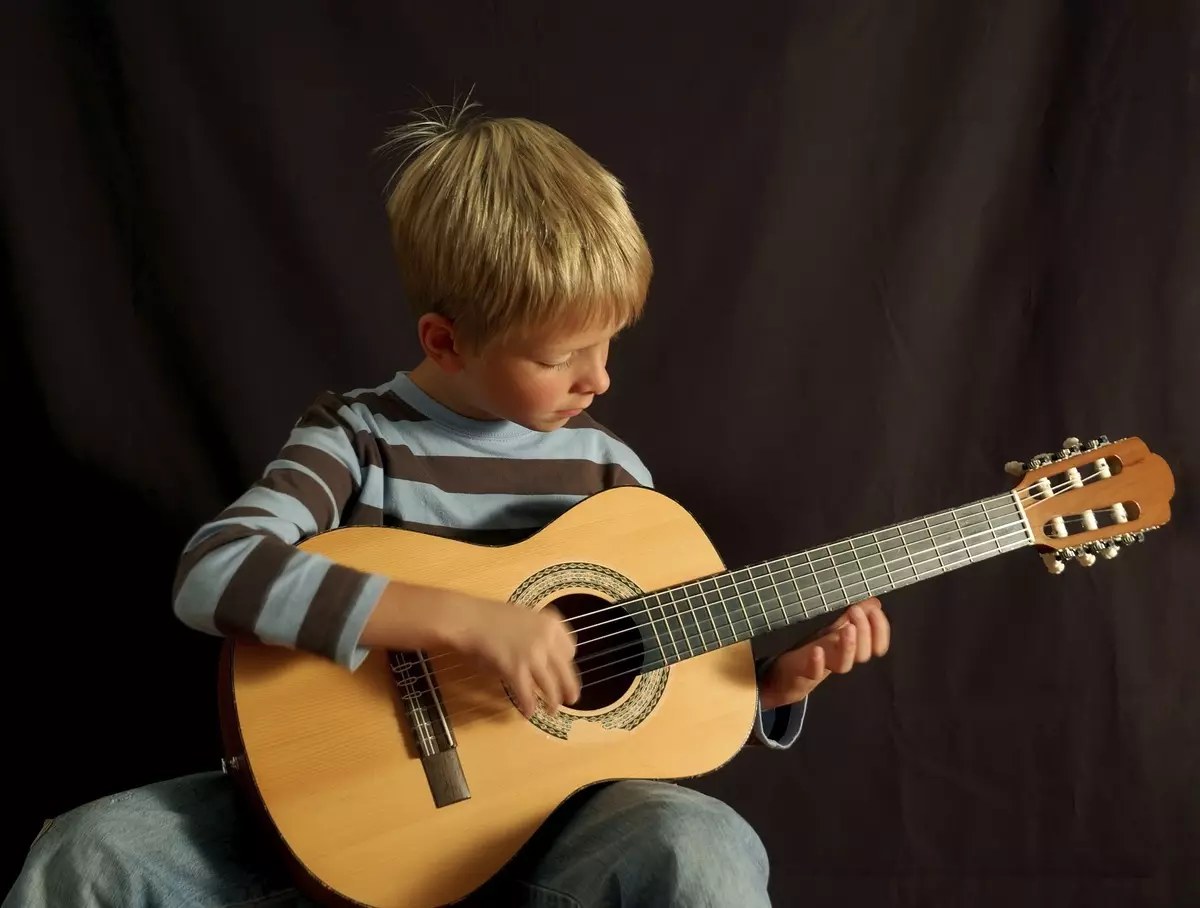Gitar kanak-kanak (49 foto): Bagaimana untuk memilih gitar sebenar untuk kanak-kanak berumur 6-7 tahun dan pemula remaja 10 tahun? Gitar akustik dengan rentetan dan model lain 25439_15
