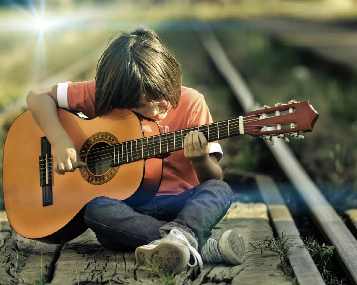 Dětské kytary (49 fotek): Jak si vybrat skutečnou kytaru pro děti 6-7 let staré a začátečníky adolescentů 10 let? Akustické kytary s řetězci a dalšími modely 25439_2