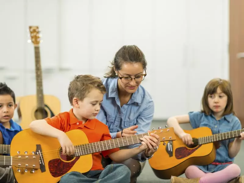 Kitarat e fëmijëve (49 foto): Si të zgjidhni një kitarë të vërtetë për fëmijët 6-7 vjeç dhe fillestarët e adoleshentëve 10 vjet? Kitarat akustike me vargje dhe modele të tjera 25439_4