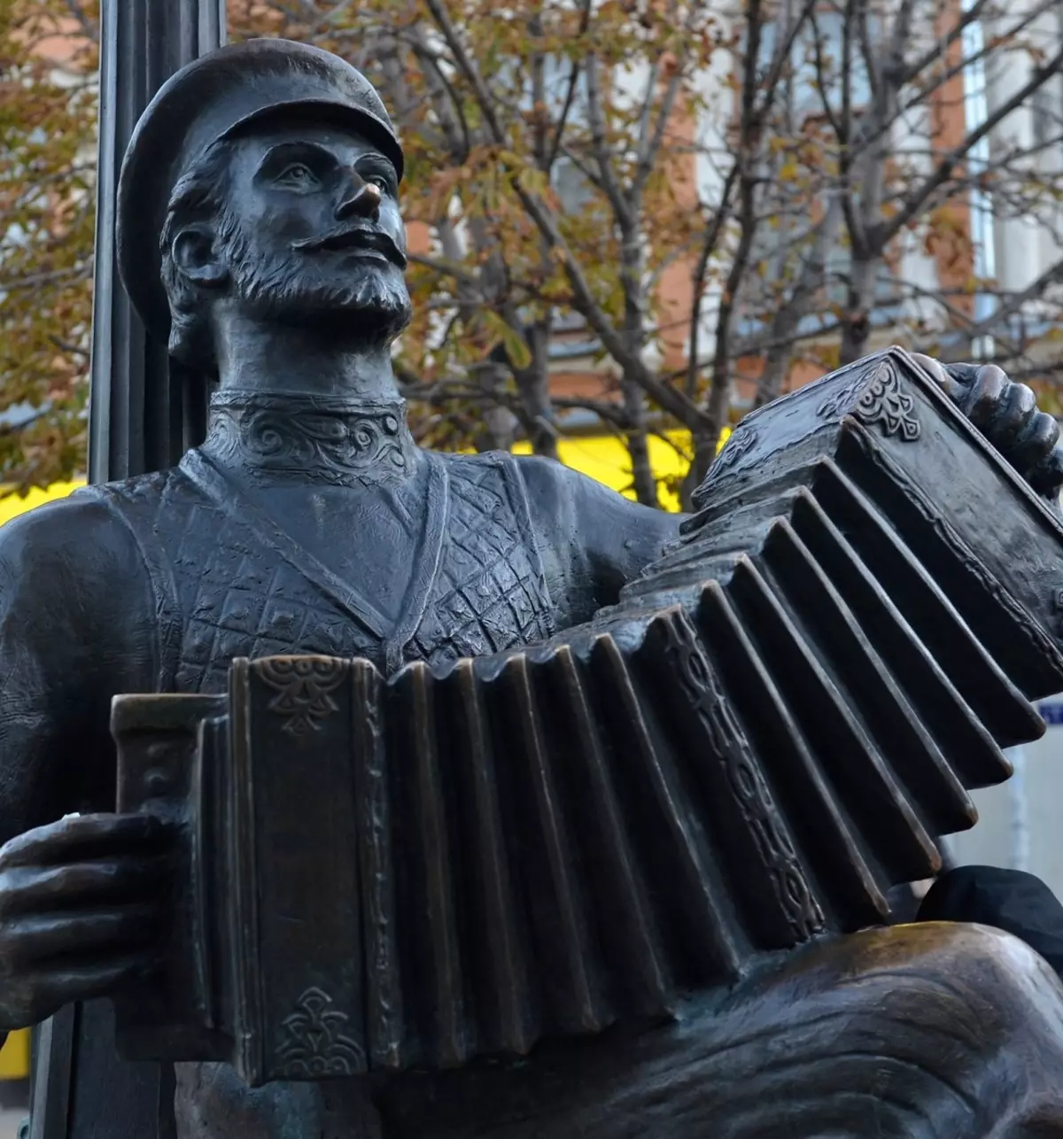 Saratov Harmonic: Kasaysayan ng Harmonica na may Bells, Paglalarawan, Museum at Monument Tool 25445_13