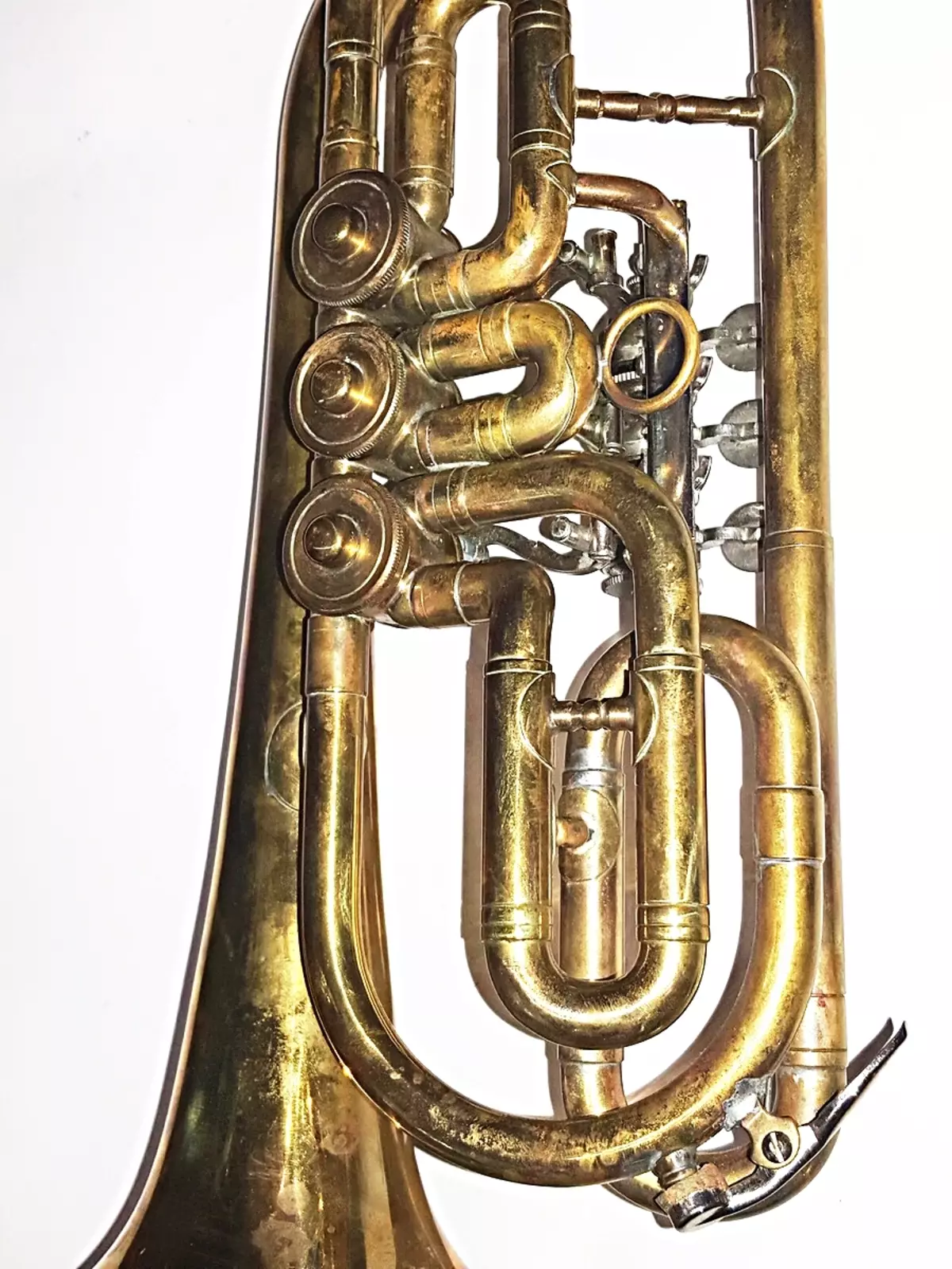 Korniza e instrumentit muzikor (20 foto): Përshkrimi i instrumentit të lashtë prej bronzi, shqyrtimi i corneteve, roli në muzikë 25454_3