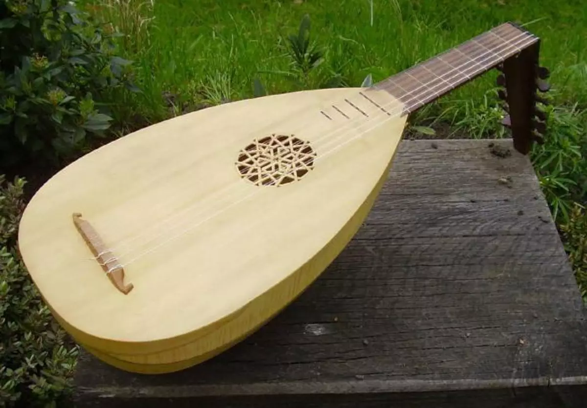 Lute (28 photos): What is it? Music medieval tool Soprano, theorer and other types, game and sound, number of strings and system 25462_5
