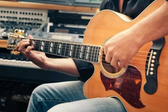 Game ing gitar akustik: Cara sinau muter ing tutorial? Gaya lan riff, negara lan rock wiwit wiwitan pamula. Kepiye cara njaga gitar? 25470_9