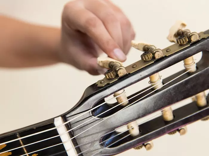 Guitar strings: types of guitar strings. Metal and neon strings. What better to choose? How to find out what guitar do you stand? What makes them? 25472_35