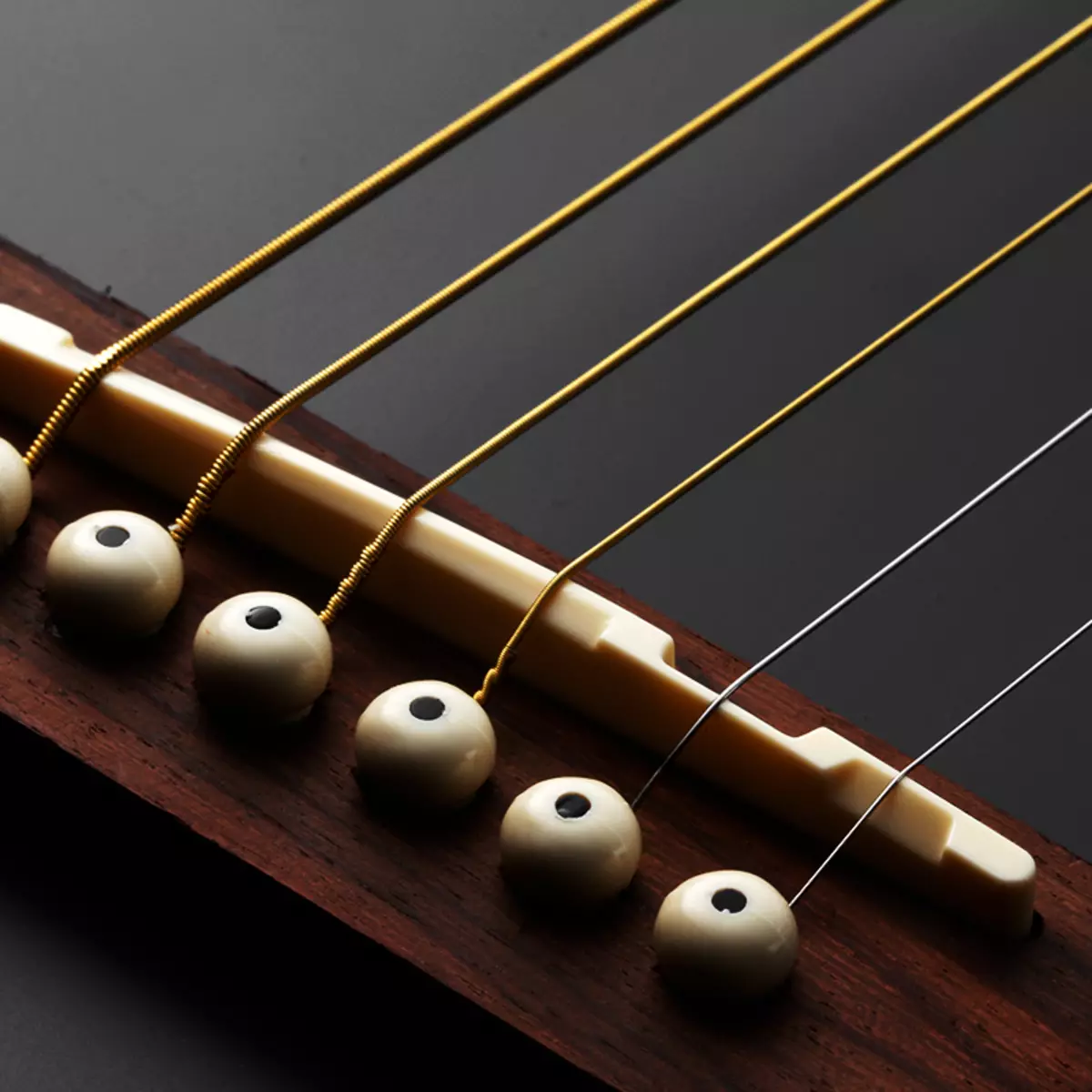 Strings vir akoestiese kitare: Wat beter om te kies? Hoe om 'n kaliber (dikte) te kies? Metaal en sagte, silwer en ander tipes, groottes 25474_17