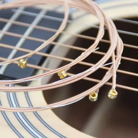 Strings kanggo Guitars Akustik: Apa sing luwih milih milih? Kepiye milih kaliber (kekandelan)? Logam lan lembut, salaka lan jinis liyane, ukuran 25474_18