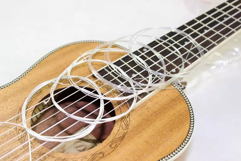 String untuk gitar akustik: Apa yang lebih baik untuk dipilih? Bagaimana cara memilih kaliber (ketebalan)? Logam dan lembut, perak dan jenis lainnya, ukuran 25474_33