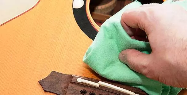 ¿Cómo cambiar las cuerdas en una guitarra acústica? ¿Cómo tirar y reemplazar y reemplazar rápidamente? ¿Como remover? ¿Con qué frecuencia necesita instalar nuevas cadenas? 25475_10