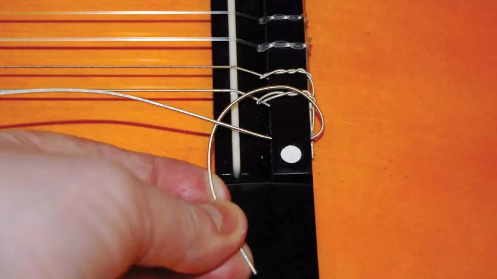 ¿Cómo cambiar las cuerdas en una guitarra acústica? ¿Cómo tirar y reemplazar y reemplazar rápidamente? ¿Como remover? ¿Con qué frecuencia necesita instalar nuevas cadenas? 25475_12
