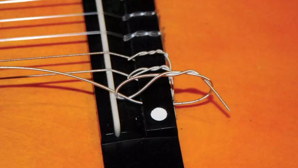 ¿Cómo cambiar las cuerdas en una guitarra acústica? ¿Cómo tirar y reemplazar y reemplazar rápidamente? ¿Como remover? ¿Con qué frecuencia necesita instalar nuevas cadenas? 25475_13
