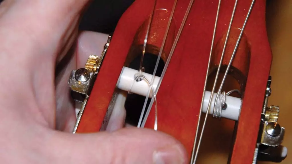 ¿Cómo cambiar las cuerdas en una guitarra acústica? ¿Cómo tirar y reemplazar y reemplazar rápidamente? ¿Como remover? ¿Con qué frecuencia necesita instalar nuevas cadenas? 25475_14