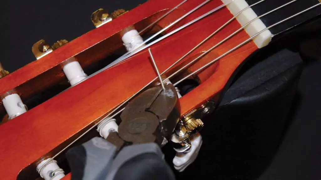 ¿Cómo cambiar las cuerdas en una guitarra acústica? ¿Cómo tirar y reemplazar y reemplazar rápidamente? ¿Como remover? ¿Con qué frecuencia necesita instalar nuevas cadenas? 25475_15