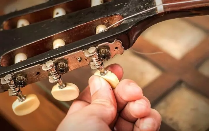 ¿Cómo cambiar las cuerdas en una guitarra acústica? ¿Cómo tirar y reemplazar y reemplazar rápidamente? ¿Como remover? ¿Con qué frecuencia necesita instalar nuevas cadenas? 25475_16