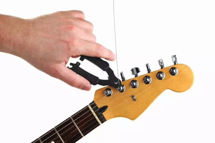 Como cambiar as cadeas nunha guitarra acústica? Como tirar e substituír e substituír rapidamente? Como eliminar? Cantas veces tes que instalar novas cadeas? 25475_17