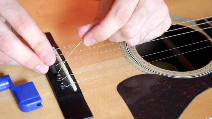 ¿Cómo cambiar las cuerdas en una guitarra acústica? ¿Cómo tirar y reemplazar y reemplazar rápidamente? ¿Como remover? ¿Con qué frecuencia necesita instalar nuevas cadenas? 25475_3