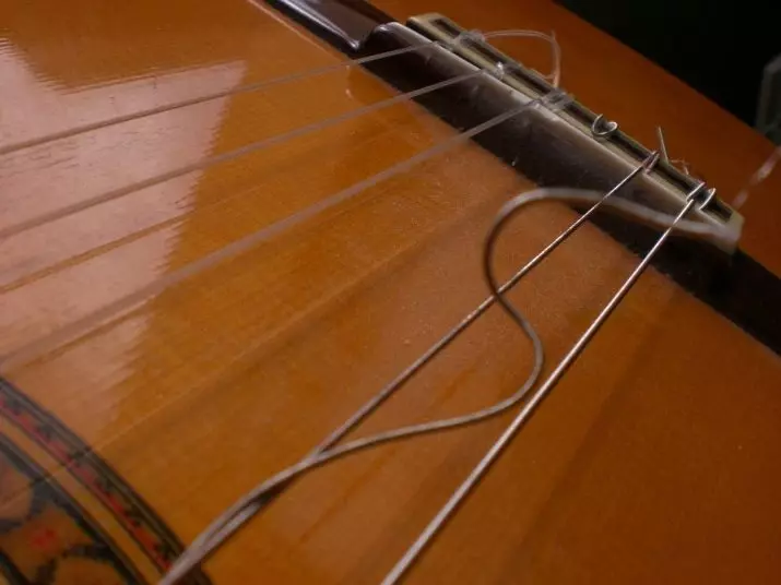 ¿Cómo cambiar las cuerdas en una guitarra acústica? ¿Cómo tirar y reemplazar y reemplazar rápidamente? ¿Como remover? ¿Con qué frecuencia necesita instalar nuevas cadenas? 25475_6