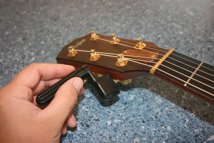 ¿Cómo cambiar las cuerdas en una guitarra acústica? ¿Cómo tirar y reemplazar y reemplazar rápidamente? ¿Como remover? ¿Con qué frecuencia necesita instalar nuevas cadenas? 25475_7