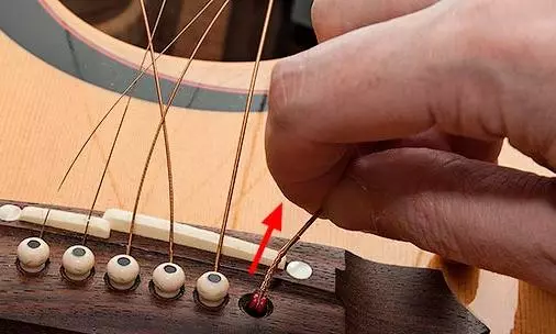 ¿Cómo cambiar las cuerdas en una guitarra acústica? ¿Cómo tirar y reemplazar y reemplazar rápidamente? ¿Como remover? ¿Con qué frecuencia necesita instalar nuevas cadenas? 25475_9