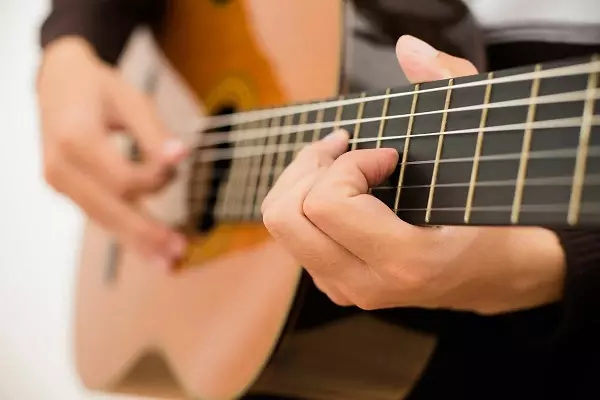 Sélectionnez Applications Android pour configurer la guitare: les meilleurs programmes pour la configuration de la guitare acoustique, sur 6 cordes et une autre 25484_6