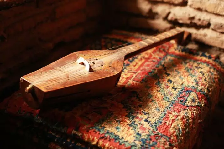 Pandouri: Musical instrument from Georgia, Types of String Pedgles Georgian Balalak, Setup and Game 25489_2