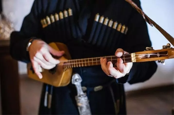 Pandouri: музикален инструмент от Грузия, Видове String Pedgles грузински Balalak, настройка и игра 25489_3